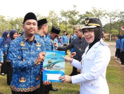 Pemkab Way Kanan Serahkan SK CPNS dan Bantuan Alsintan ke Petani