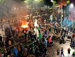 Pos Polisi Dibakar, Gas Air Mata Pecah di Senen Gegara Ojol Tewas Dilindas Rantis Brimob