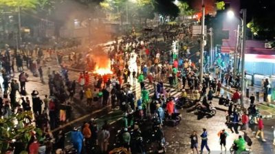 Pos Polisi Dibakar, Gas Air Mata Pecah di Senen Gegara Ojol Tewas Dilindas Rantis Brimob
