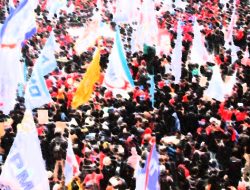 Hari Ini, Ribuan Buruh Kepung DPR! Teriakkan 6 Tuntutan Panas ke Wakil Rakyat