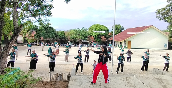 SMKN 01 Banjit Terapkan Jumat Disiplin, Siswa Bandel Langsung Push Up di Lapangan