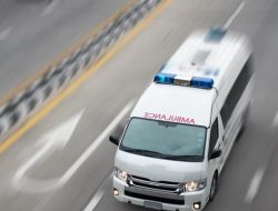 Waw! Mesum di Mobil Ambulance, Oknum Guru & Supir Digrebek Warga