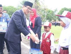 Hamartoni Tepati Janji Politik, Luncurkan 15 Ribu Seragam Gratis & Puskesmas Keliling di Hari Sumpah Pemuda