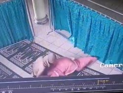 Bejat! Wanita Muda Dilecehkan Saat Salat di Masjid, Pelaku Duduki Kepala Korban & Raba Tubuhnya!