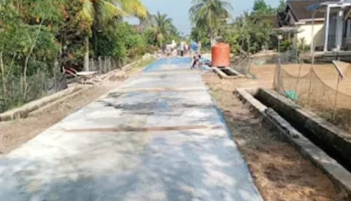 Desa Sidang Kurnia Agung Bangun Jalan Rabat Beton 229 Meter