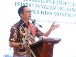 Ingatkan Tanggung Jawab, Walkot Palembang Bagikan Kain Kafan ke Pejabat OPD