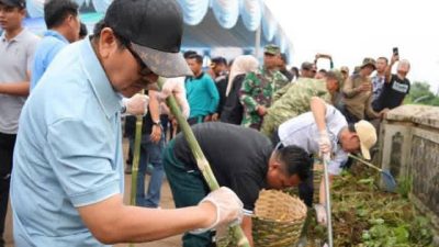 Peringati HPSN 2026, Bupati Lampura Pimpin Aksi Bersih Serentak di Kotabumi