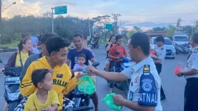 Petugas Lapas Waykanan Bagikan 100 Paket Takjil untuk Masyarakat