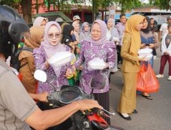 Tanamkan Nilai Kepedulian Sosial Sejak Dini, Bunda PAUD Lampura Bagikan Ratusan Takjil
