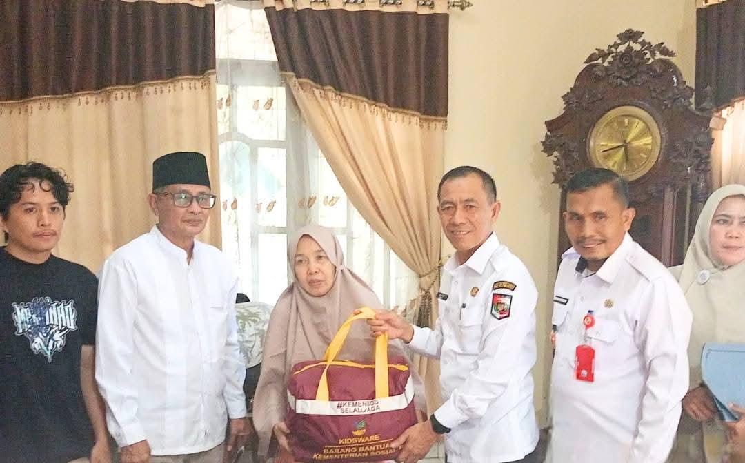 Wabup Lampura Serahkan Bantuan ke Keluarga Korban Kebakaran yang Tewaskan Warga