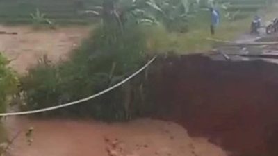 Banjir Bandang Putus Jembatan di Way Tenong, Akses Warga Lampung Barat Lumpuh