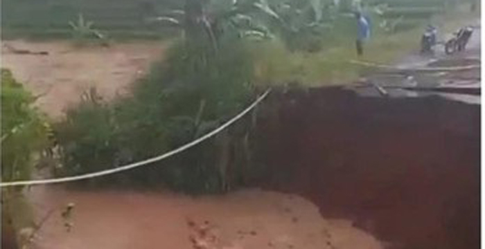 Banjir Bandang Putus Jembatan di Way Tenong, Akses Warga Lampung Barat Lumpuh