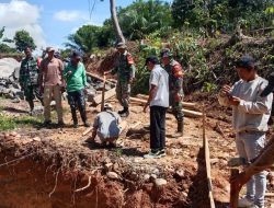 TNI Bantu Perbaikan Jembatan Rusak di Kampung Ramsai