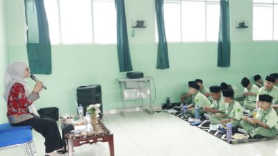 MPLS SMPIT Daar ’Ilmi Waykanan, Siswa Dibekali Etika Bermedia Sosial Waykanan — Kepala Dinas Komunikasi, Informatika dan Persandian (Diskominfosan) Kabupaten Waykanan, Yusron Lutfi, S.H., M.M., yang diwakili Admin Website Pemerintah Kabupaten Waykanan, Fitria Wulandari, menjadi narasumber dalam kegiatan Masa Pengenalan Lingkungan Sekolah (MPLS) di SMPIT Daar ’Ilmi Waykanan, Kamis (16/7/2026). Dalam kegiatan tersebut, peserta didik baru menerima materi bertema “Sopan Santun Bermedia Sosial (Etika Penggunaan Teknologi)” sebagai upaya meningkatkan literasi digital sekaligus membentuk karakter generasi muda agar mampu memanfaatkan teknologi secara cerdas, aman, dan bertanggung jawab. Fitria menjelaskan bahwa media sosial telah menjadi bagian yang tidak terpisahkan dari kehidupan generasi muda. Karena itu, setiap pengguna internet perlu memahami etika dalam berinteraksi di ruang digital sebagaimana menerapkan sopan santun dalam kehidupan sehari-hari. Materi yang disampaikan meliputi pentingnya menjaga etika saat berkomentar di media sosial, memahami jejak digital, mengenali bahaya penyebaran hoaks, menjaga keamanan data pribadi, mencegah perundungan siber atau cyberbullying, hingga memanfaatkan media sosial sebagai sarana belajar, berkarya, dan mengembangkan potensi diri. Ia juga mengajak para siswa membiasakan berpikir sebelum mengunggah maupun membagikan informasi dengan menerapkan prinsip THINK (True, Helpful, Inspiring, Necessary, Kind) agar setiap aktivitas di ruang digital memberikan manfaat bagi diri sendiri maupun orang lain. “Di era digital seperti sekarang ini, kemampuan menggunakan teknologi saja tidak cukup. Yang lebih penting adalah bagaimana kita menggunakannya dengan bijak dan beretika. Ingatlah bahwa setiap komentar, foto, maupun informasi yang kita unggah akan menjadi jejak digital yang dapat memengaruhi masa depan. Karena itu, biasakan berpikir sebelum mengetik, menyaring sebelum berbagi, dan selalu menghormati orang lain dalam setiap interaksi di media sosial,” ujar Fitria. Ia menambahkan, media sosial sejatinya merupakan sarana yang sangat bermanfaat apabila digunakan secara positif. “Gunakan media sosial untuk belajar, mencari inspirasi, mengembangkan kreativitas, serta membangun prestasi. Jangan sampai teknologi mengendalikan kita. Jadilah generasi yang mampu memanfaatkan teknologi untuk hal-hal yang produktif dan memberikan dampak positif bagi lingkungan sekitar,” tambahnya.