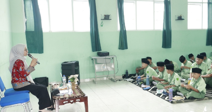 MPLS SMPIT Daar ’Ilmi Waykanan, Siswa Dibekali Etika Bermedia Sosial Waykanan — Kepala Dinas Komunikasi, Informatika dan Persandian (Diskominfosan) Kabupaten Waykanan, Yusron Lutfi, S.H., M.M., yang diwakili Admin Website Pemerintah Kabupaten Waykanan, Fitria Wulandari, menjadi narasumber dalam kegiatan Masa Pengenalan Lingkungan Sekolah (MPLS) di SMPIT Daar ’Ilmi Waykanan, Kamis (16/7/2026). Dalam kegiatan tersebut, peserta didik baru menerima materi bertema “Sopan Santun Bermedia Sosial (Etika Penggunaan Teknologi)” sebagai upaya meningkatkan literasi digital sekaligus membentuk karakter generasi muda agar mampu memanfaatkan teknologi secara cerdas, aman, dan bertanggung jawab. Fitria menjelaskan bahwa media sosial telah menjadi bagian yang tidak terpisahkan dari kehidupan generasi muda. Karena itu, setiap pengguna internet perlu memahami etika dalam berinteraksi di ruang digital sebagaimana menerapkan sopan santun dalam kehidupan sehari-hari. Materi yang disampaikan meliputi pentingnya menjaga etika saat berkomentar di media sosial, memahami jejak digital, mengenali bahaya penyebaran hoaks, menjaga keamanan data pribadi, mencegah perundungan siber atau cyberbullying, hingga memanfaatkan media sosial sebagai sarana belajar, berkarya, dan mengembangkan potensi diri. Ia juga mengajak para siswa membiasakan berpikir sebelum mengunggah maupun membagikan informasi dengan menerapkan prinsip THINK (True, Helpful, Inspiring, Necessary, Kind) agar setiap aktivitas di ruang digital memberikan manfaat bagi diri sendiri maupun orang lain. “Di era digital seperti sekarang ini, kemampuan menggunakan teknologi saja tidak cukup. Yang lebih penting adalah bagaimana kita menggunakannya dengan bijak dan beretika. Ingatlah bahwa setiap komentar, foto, maupun informasi yang kita unggah akan menjadi jejak digital yang dapat memengaruhi masa depan. Karena itu, biasakan berpikir sebelum mengetik, menyaring sebelum berbagi, dan selalu menghormati orang lain dalam setiap interaksi di media sosial,” ujar Fitria. Ia menambahkan, media sosial sejatinya merupakan sarana yang sangat bermanfaat apabila digunakan secara positif. “Gunakan media sosial untuk belajar, mencari inspirasi, mengembangkan kreativitas, serta membangun prestasi. Jangan sampai teknologi mengendalikan kita. Jadilah generasi yang mampu memanfaatkan teknologi untuk hal-hal yang produktif dan memberikan dampak positif bagi lingkungan sekitar,” tambahnya.