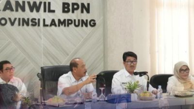 # Pemkab Lampura Bahas Tuntutan TPM Blambangan Pagar terhadap PT Budi Dharma Godam Perkasa ke BPN **BANDAR LAMPUNG** — Pemerintah Kabupaten Lampung Utara berkoordinasi dengan Kantor Wilayah Badan Pertanahan Nasional (BPN) Provinsi Lampung untuk menindaklanjuti sejumlah persoalan pertanahan, termasuk tuntutan Tim Peduli Masyarakat (TPM) Blambangan Pagar terhadap PT Budi Dharma Godam Perkasa. Koordinasi tersebut dilakukan melalui audiensi Bupati Lampung Utara, Hamartoni Ahadis, dengan Kepala Kanwil BPN Provinsi Lampung, Suwito, di Bandar Lampung, Rabu (14/10/2026). Pertemuan itu merupakan tindak lanjut rapat terbatas penanganan persoalan pertanahan yang sebelumnya dipimpin Hamartoni di ruang rapat bupati, Jumat (9/10/2026). Dalam audiensi tersebut, Hamartoni didampingi Sekretaris Daerah Lampung Utara Intji Indriati, Kepala Kantor Pertanahan Lampung Utara Mety Ratna Kandia, Kepala Dinas Komunikasi dan Informatika Dicky Fahlevi Suudi, serta Kepala Dinas Perumahan Rakyat, Kawasan Permukiman, Cipta Karya dan Tata Ruang Dirgantara bersama jajaran organisasi perangkat daerah terkait. Kanwil BPN Provinsi Lampung juga melibatkan sejumlah pejabat yang menangani pengendalian dan penanganan sengketa, penetapan hak dan pendaftaran tanah, survei dan pengukuran, pengadaan tanah dan pembangunan, serta penataan dan pemberdayaan. Pelibatan berbagai bidang tersebut menunjukkan pembahasan dilakukan melalui koordinasi lintas sektor. Namun, keterangan resmi mengenai audiensi itu belum merinci hasil pembahasan maupun keputusan konkret yang dihasilkan. ## Substansi Tuntutan Belum Dijelaskan Salah satu persoalan yang menjadi perhatian ialah tuntutan TPM Blambangan Pagar terhadap PT Budi Dharma Godam Perkasa. Akan tetapi, informasi yang tersedia belum menjelaskan secara terperinci substansi tuntutan, status penguasaan atau kepemilikan lahan yang dipersoalkan, serta posisi masing-masing pihak. Kejelasan mengenai objek tanah, dokumen kepemilikan atau penguasaan, dan dasar hukum yang digunakan menjadi hal penting untuk menelusuri persoalan tersebut. Langkah penyelesaian juga perlu diketahui agar masyarakat memperoleh kepastian mengenai perkembangan penanganan tuntutan yang disampaikan. Hingga berita ini disusun, belum ada keterangan terperinci mengenai hasil akhir audiensi maupun keputusan yang secara khusus berkaitan dengan tuntutan TPM Blambangan Pagar terhadap perusahaan. GentaMerah.com akan menelusuri perkembangan persoalan ini dengan meminta penjelasan lebih lanjut dari Pemkab Lampung Utara, Kanwil BPN Provinsi Lampung, TPM Blambangan Pagar, dan pihak PT Budi Dharma Godam Perkasa agar duduk perkara serta tindak lanjutnya dapat diberitakan secara berimbang.