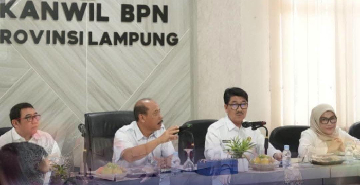 # Pemkab Lampura Bahas Tuntutan TPM Blambangan Pagar terhadap PT Budi Dharma Godam Perkasa ke BPN **BANDAR LAMPUNG** — Pemerintah Kabupaten Lampung Utara berkoordinasi dengan Kantor Wilayah Badan Pertanahan Nasional (BPN) Provinsi Lampung untuk menindaklanjuti sejumlah persoalan pertanahan, termasuk tuntutan Tim Peduli Masyarakat (TPM) Blambangan Pagar terhadap PT Budi Dharma Godam Perkasa. Koordinasi tersebut dilakukan melalui audiensi Bupati Lampung Utara, Hamartoni Ahadis, dengan Kepala Kanwil BPN Provinsi Lampung, Suwito, di Bandar Lampung, Rabu (14/10/2026). Pertemuan itu merupakan tindak lanjut rapat terbatas penanganan persoalan pertanahan yang sebelumnya dipimpin Hamartoni di ruang rapat bupati, Jumat (9/10/2026). Dalam audiensi tersebut, Hamartoni didampingi Sekretaris Daerah Lampung Utara Intji Indriati, Kepala Kantor Pertanahan Lampung Utara Mety Ratna Kandia, Kepala Dinas Komunikasi dan Informatika Dicky Fahlevi Suudi, serta Kepala Dinas Perumahan Rakyat, Kawasan Permukiman, Cipta Karya dan Tata Ruang Dirgantara bersama jajaran organisasi perangkat daerah terkait. Kanwil BPN Provinsi Lampung juga melibatkan sejumlah pejabat yang menangani pengendalian dan penanganan sengketa, penetapan hak dan pendaftaran tanah, survei dan pengukuran, pengadaan tanah dan pembangunan, serta penataan dan pemberdayaan. Pelibatan berbagai bidang tersebut menunjukkan pembahasan dilakukan melalui koordinasi lintas sektor. Namun, keterangan resmi mengenai audiensi itu belum merinci hasil pembahasan maupun keputusan konkret yang dihasilkan. ## Substansi Tuntutan Belum Dijelaskan Salah satu persoalan yang menjadi perhatian ialah tuntutan TPM Blambangan Pagar terhadap PT Budi Dharma Godam Perkasa. Akan tetapi, informasi yang tersedia belum menjelaskan secara terperinci substansi tuntutan, status penguasaan atau kepemilikan lahan yang dipersoalkan, serta posisi masing-masing pihak. Kejelasan mengenai objek tanah, dokumen kepemilikan atau penguasaan, dan dasar hukum yang digunakan menjadi hal penting untuk menelusuri persoalan tersebut. Langkah penyelesaian juga perlu diketahui agar masyarakat memperoleh kepastian mengenai perkembangan penanganan tuntutan yang disampaikan. Hingga berita ini disusun, belum ada keterangan terperinci mengenai hasil akhir audiensi maupun keputusan yang secara khusus berkaitan dengan tuntutan TPM Blambangan Pagar terhadap perusahaan. GentaMerah.com akan menelusuri perkembangan persoalan ini dengan meminta penjelasan lebih lanjut dari Pemkab Lampung Utara, Kanwil BPN Provinsi Lampung, TPM Blambangan Pagar, dan pihak PT Budi Dharma Godam Perkasa agar duduk perkara serta tindak lanjutnya dapat diberitakan secara berimbang.