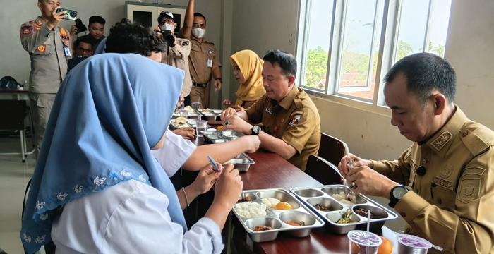 Siswa Ambil Makan Sendiri, MBG Prasmanan Diuji Coba di Lampura
